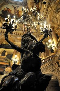 Torchère au tambourin, Paris, escalier d’honneur de l’Opéra Garnier Albert Ernest Carrier-Belleuse © Philippe Clabotier/Wikimedia Commons